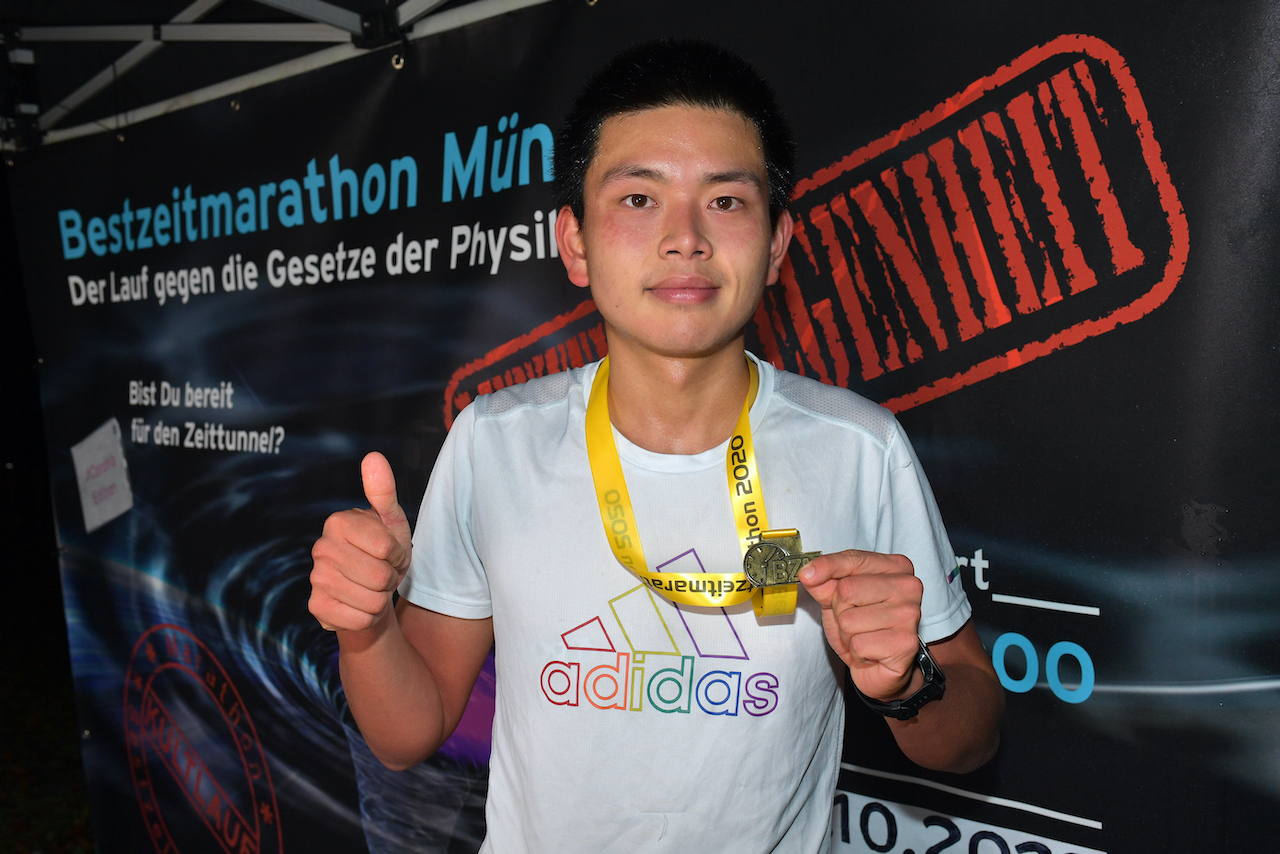 Bestzeitmarathon München - der Lauf gegen die Gesetze der Physik am 24.10.2020 in München-Riem.FotocreditHannes Magerstaedt