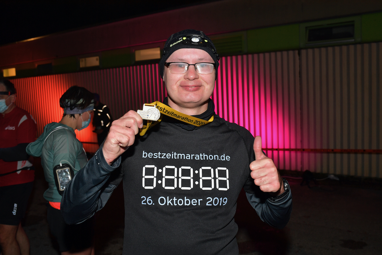 Bestzeitmarathon München - der Lauf gegen die Gesetze der Physik am 24.10.2020 in München-Riem.FotocreditHannes Magerstaedt