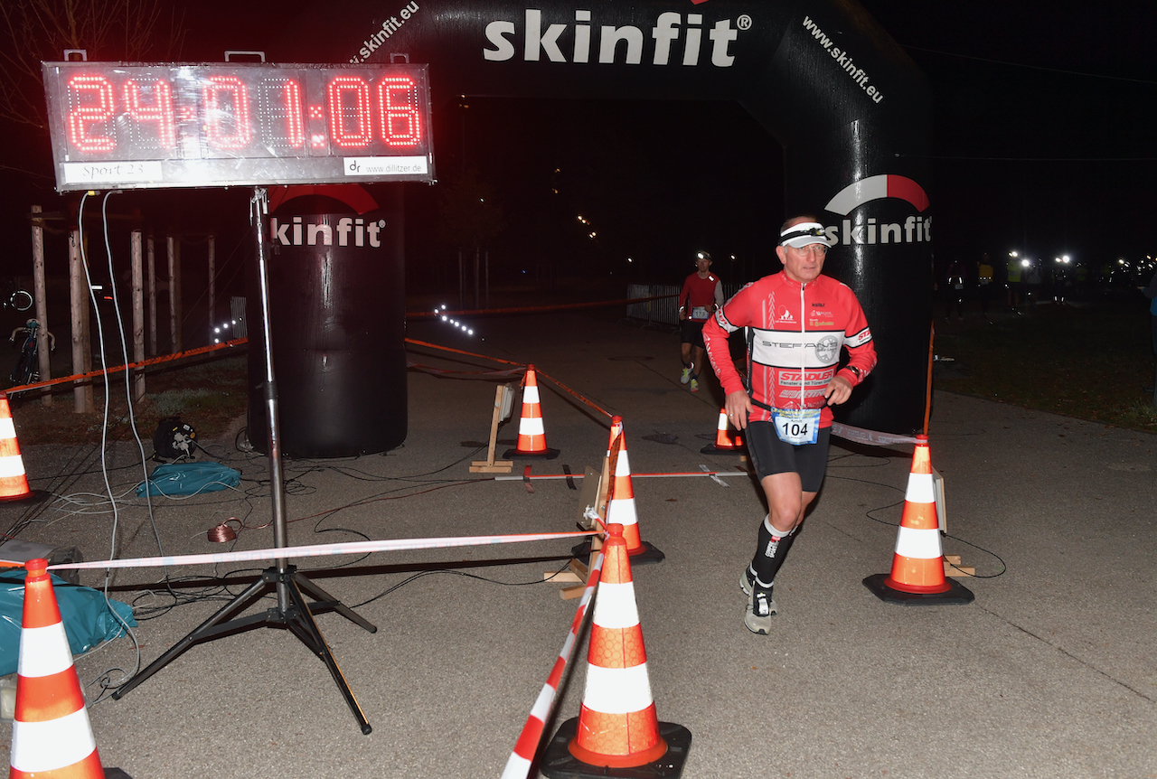 Bestzeitmarathon München - der Lauf gegen die Gesetze der Physik am 24.10.2020 in München-Riem.FotocreditHannes Magerstaedt