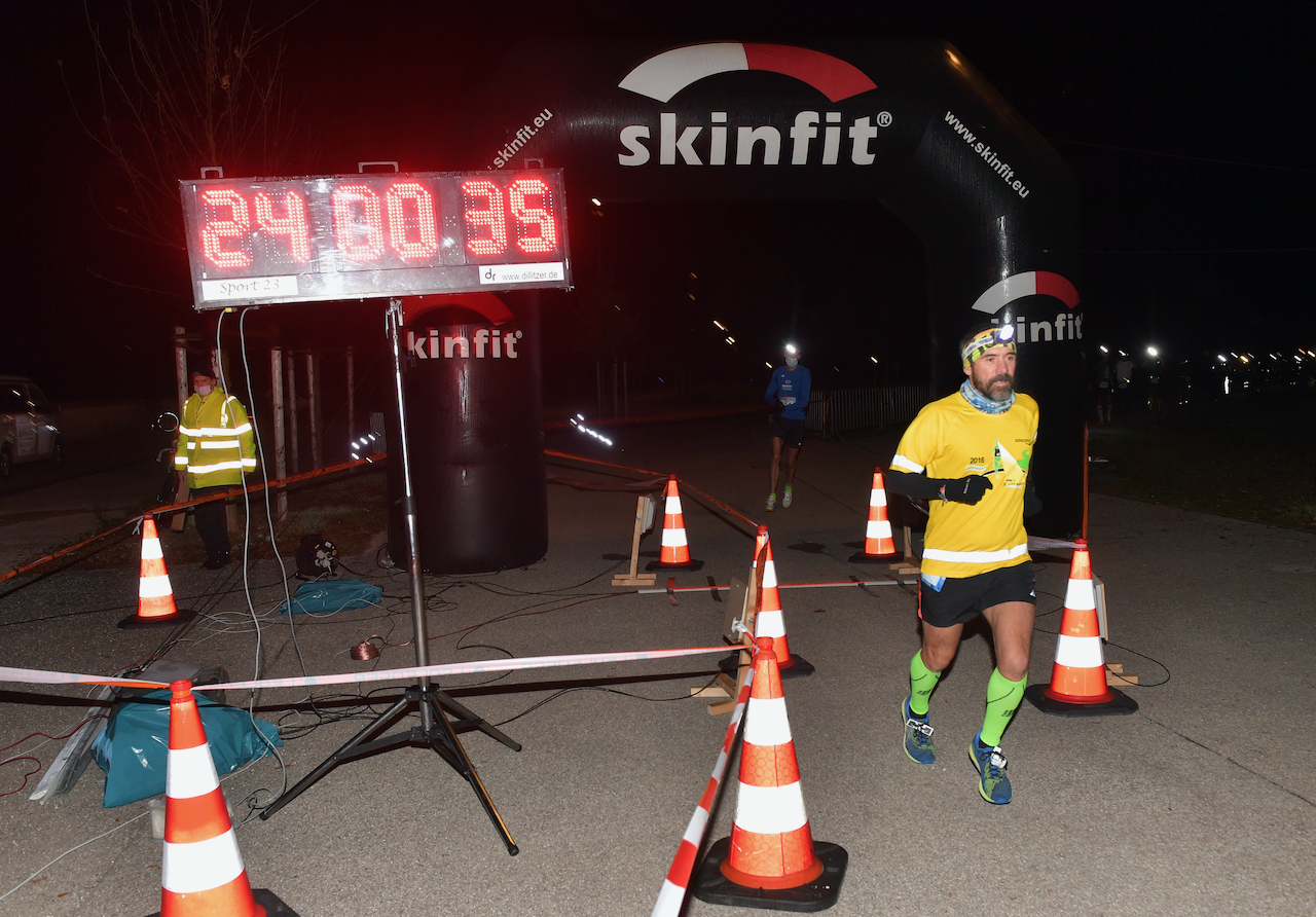 Bestzeitmarathon München - der Lauf gegen die Gesetze der Physik am 24.10.2020 in München-Riem.FotocreditHannes Magerstaedt