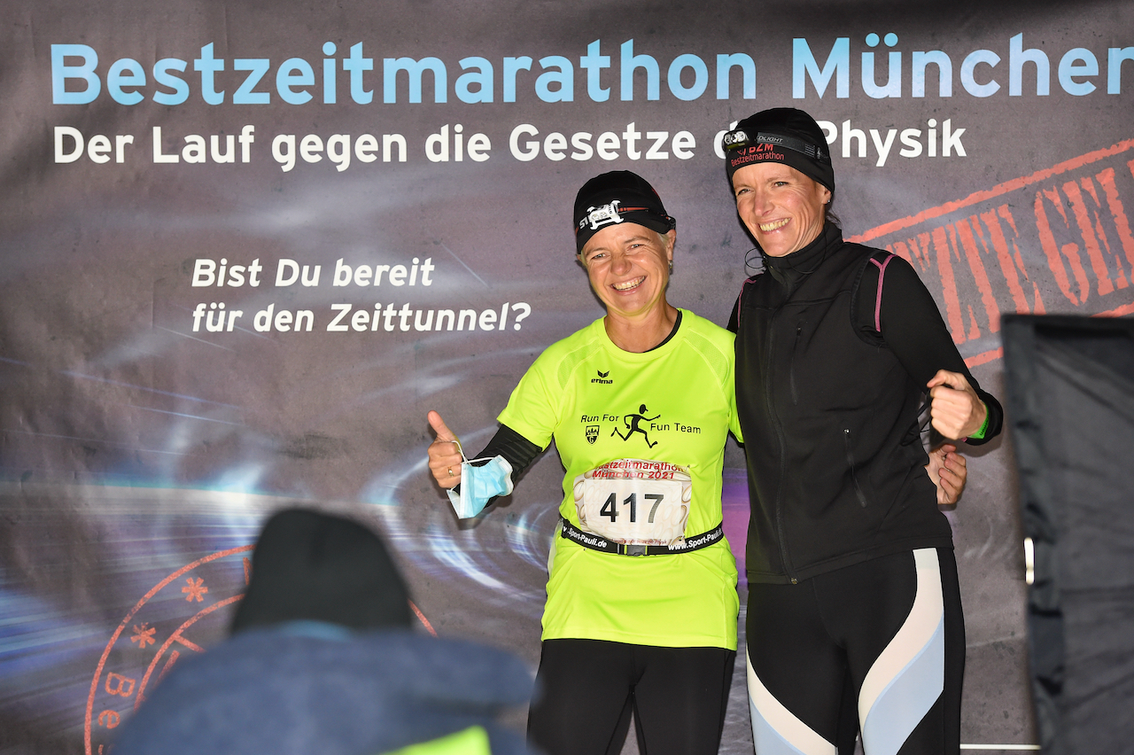 Bestzeitmarathon München - der Lauf gegen die Gesetze der Physik am 30.10.2021 in München Riem.
Fotograf
Hannes Magerstaedt
hannes@magerstaedt.de
Tel. +491728178700
