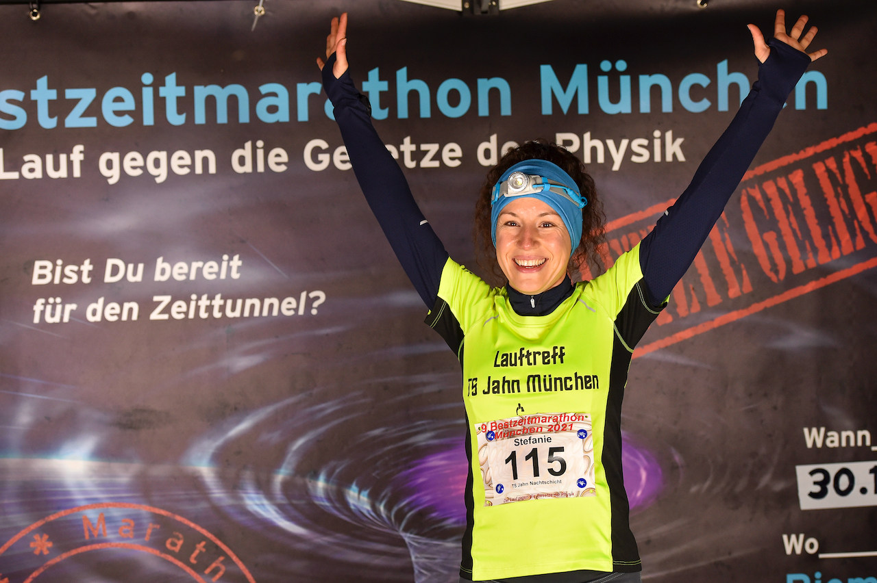 Bestzeitmarathon München - der Lauf gegen die Gesetze der Physik am 30.10.2021 in München Riem.
Fotograf
Hannes Magerstaedt
hannes@magerstaedt.de
Tel. +491728178700