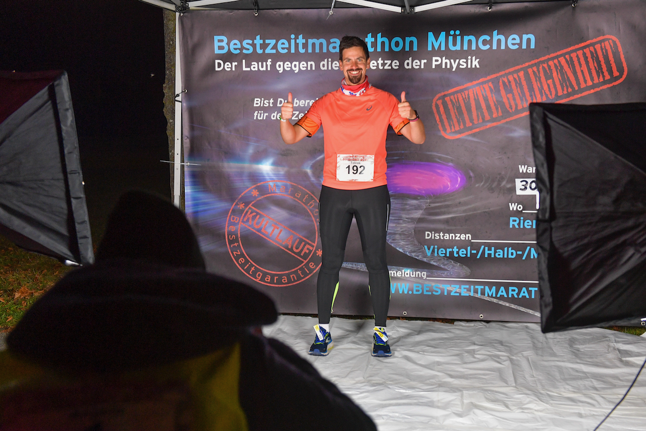 Bestzeitmarathon München - der Lauf gegen die Gesetze der Physik am 30.10.2021 in München Riem.
Fotograf
Hannes Magerstaedt
hannes@magerstaedt.de
Tel. +491728178700