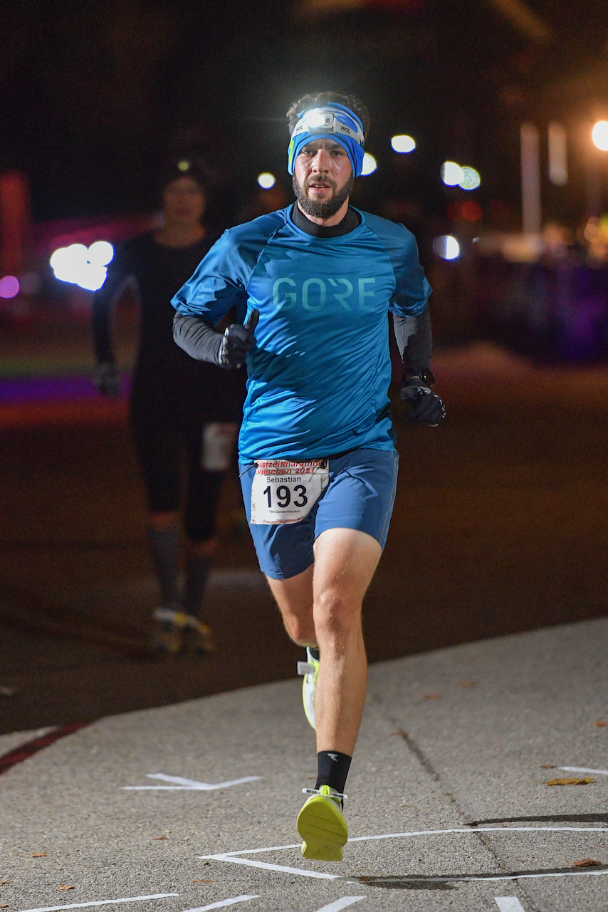 Bestzeitmarathon München - der Lauf gegen die Gesetze der Physik am 30.10.2021 in München Riem.
Fotograf
Hannes Magerstaedt
hannes@magerstaedt.de
Tel. +491728178700