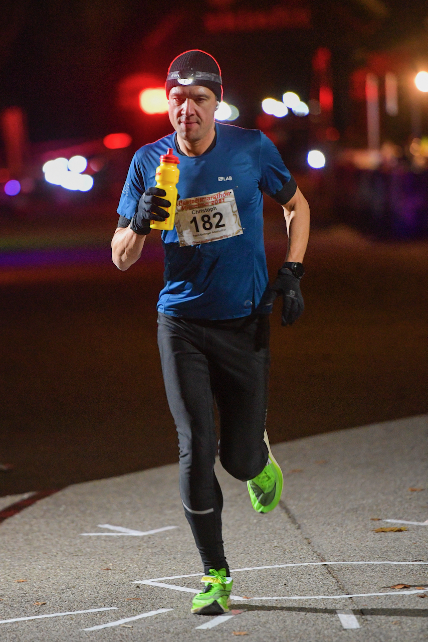 Bestzeitmarathon München - der Lauf gegen die Gesetze der Physik am 30.10.2021 in München Riem.
Fotograf
Hannes Magerstaedt
hannes@magerstaedt.de
Tel. +491728178700