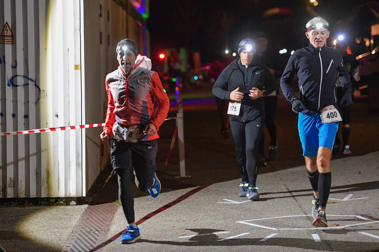 Bestzeitmarathon München - der Lauf gegen die Gesetze der Physik am 30.10.2021 in München Riem.
Fotograf
Hannes Magerstaedt
hannes@magerstaedt.de
Tel. +491728178700