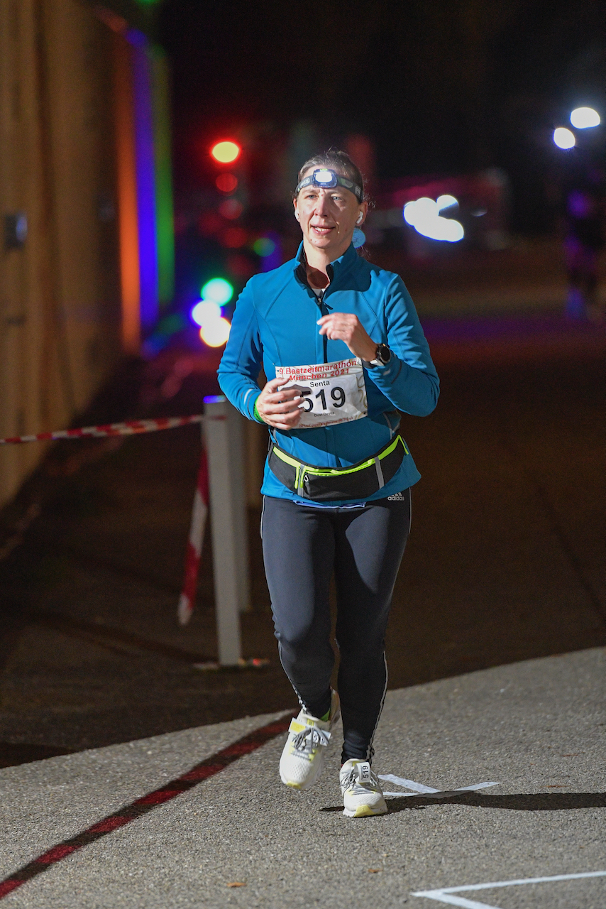 Bestzeitmarathon München - der Lauf gegen die Gesetze der Physik am 30.10.2021 in München Riem.
Fotograf
Hannes Magerstaedt
hannes@magerstaedt.de
Tel. +491728178700