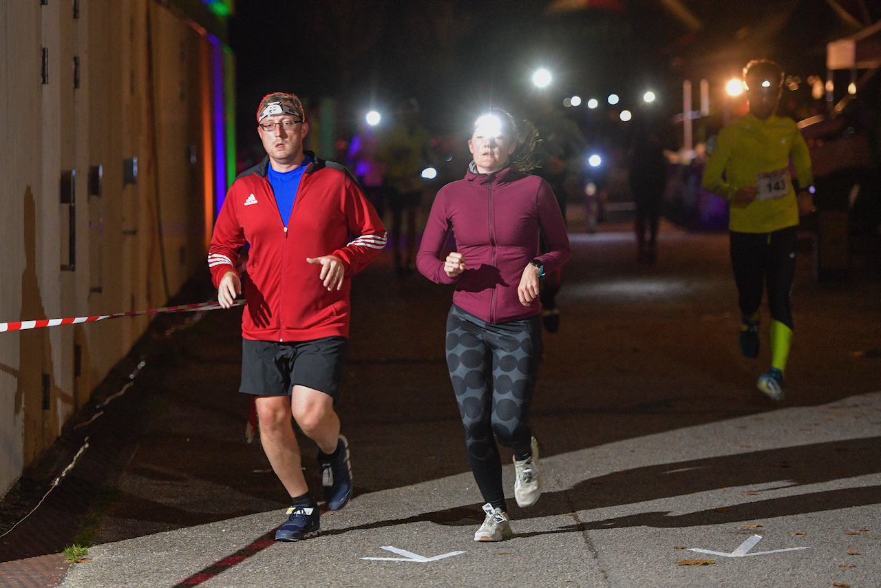 Bestzeitmarathon München - der Lauf gegen die Gesetze der Physik am 30.10.2021 in München Riem.
Fotograf
Hannes Magerstaedt
hannes@magerstaedt.de
Tel. +491728178700