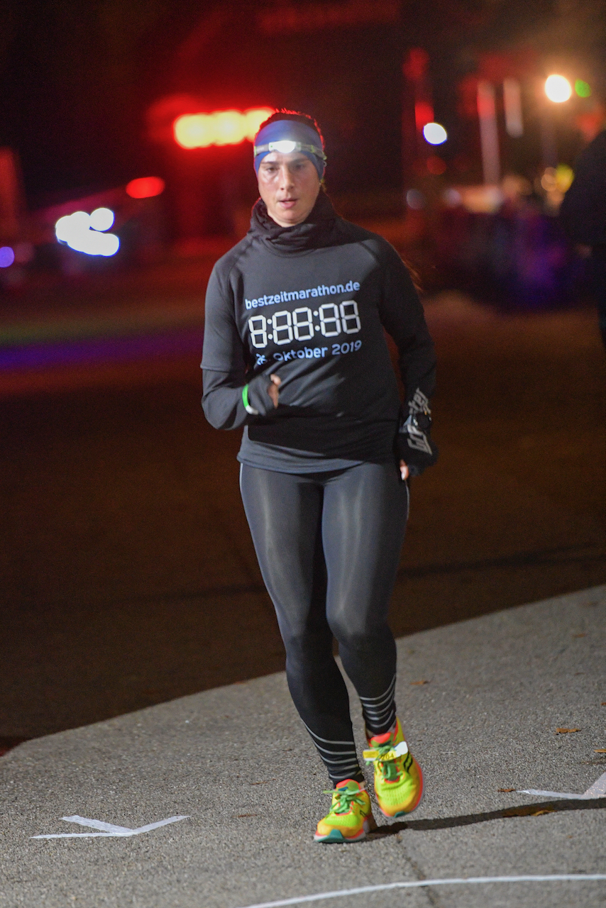 Bestzeitmarathon München - der Lauf gegen die Gesetze der Physik am 30.10.2021 in München Riem.
Fotograf
Hannes Magerstaedt
hannes@magerstaedt.de
Tel. +491728178700