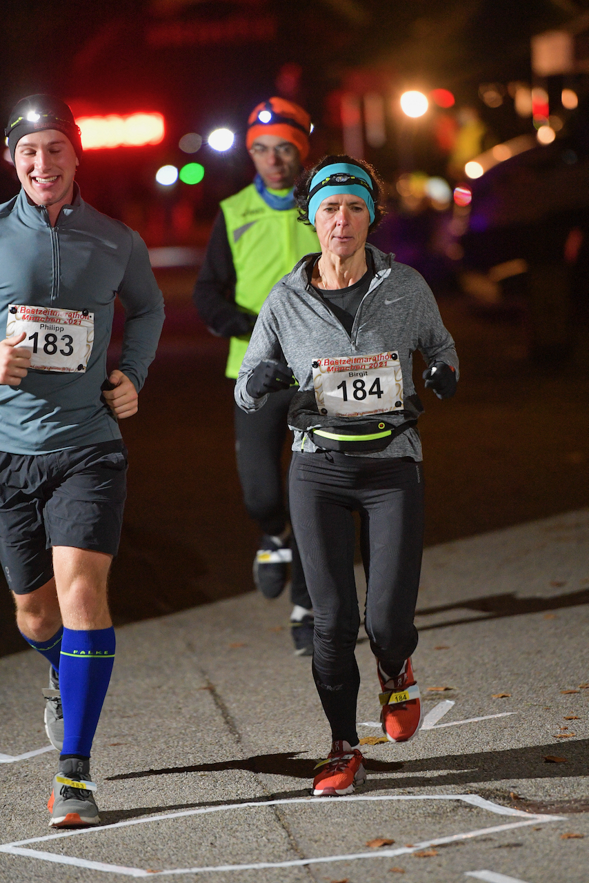 Bestzeitmarathon München - der Lauf gegen die Gesetze der Physik am 30.10.2021 in München Riem.
Fotograf
Hannes Magerstaedt
hannes@magerstaedt.de
Tel. +491728178700