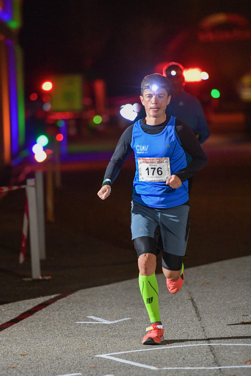 Bestzeitmarathon München - der Lauf gegen die Gesetze der Physik am 30.10.2021 in München Riem.
Fotograf
Hannes Magerstaedt
hannes@magerstaedt.de
Tel. +491728178700