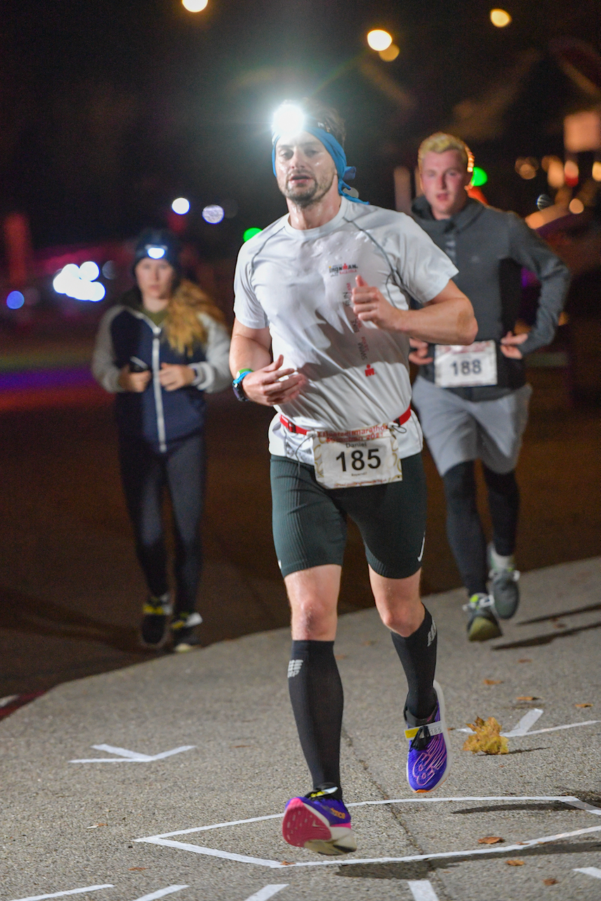 Bestzeitmarathon München - der Lauf gegen die Gesetze der Physik am 30.10.2021 in München Riem.
Fotograf
Hannes Magerstaedt
hannes@magerstaedt.de
Tel. +491728178700