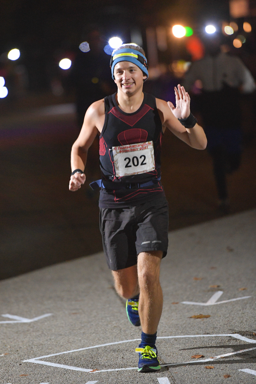 Bestzeitmarathon München - der Lauf gegen die Gesetze der Physik am 30.10.2021 in München Riem.
Fotograf
Hannes Magerstaedt
hannes@magerstaedt.de
Tel. +491728178700