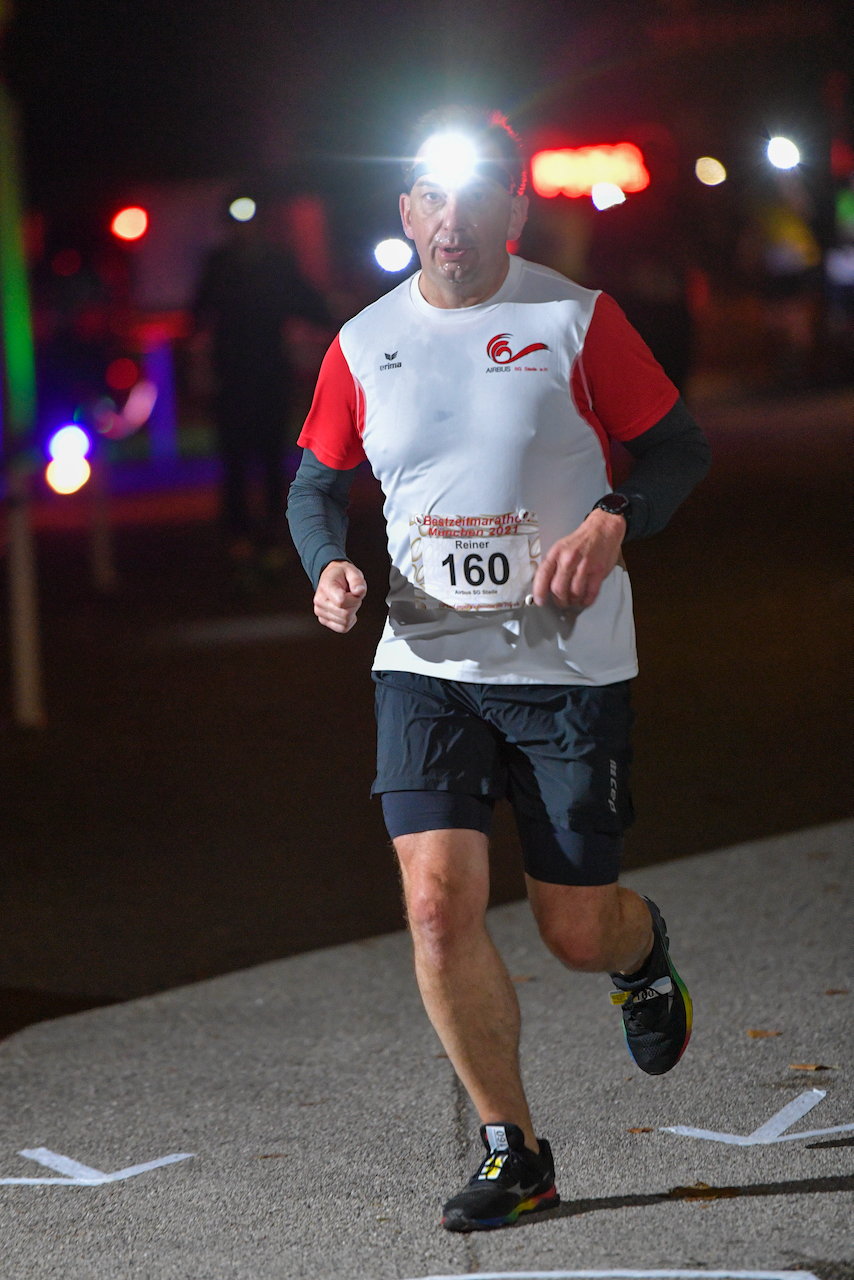 Bestzeitmarathon München - der Lauf gegen die Gesetze der Physik am 30.10.2021 in München Riem.
Fotograf
Hannes Magerstaedt
hannes@magerstaedt.de
Tel. +491728178700