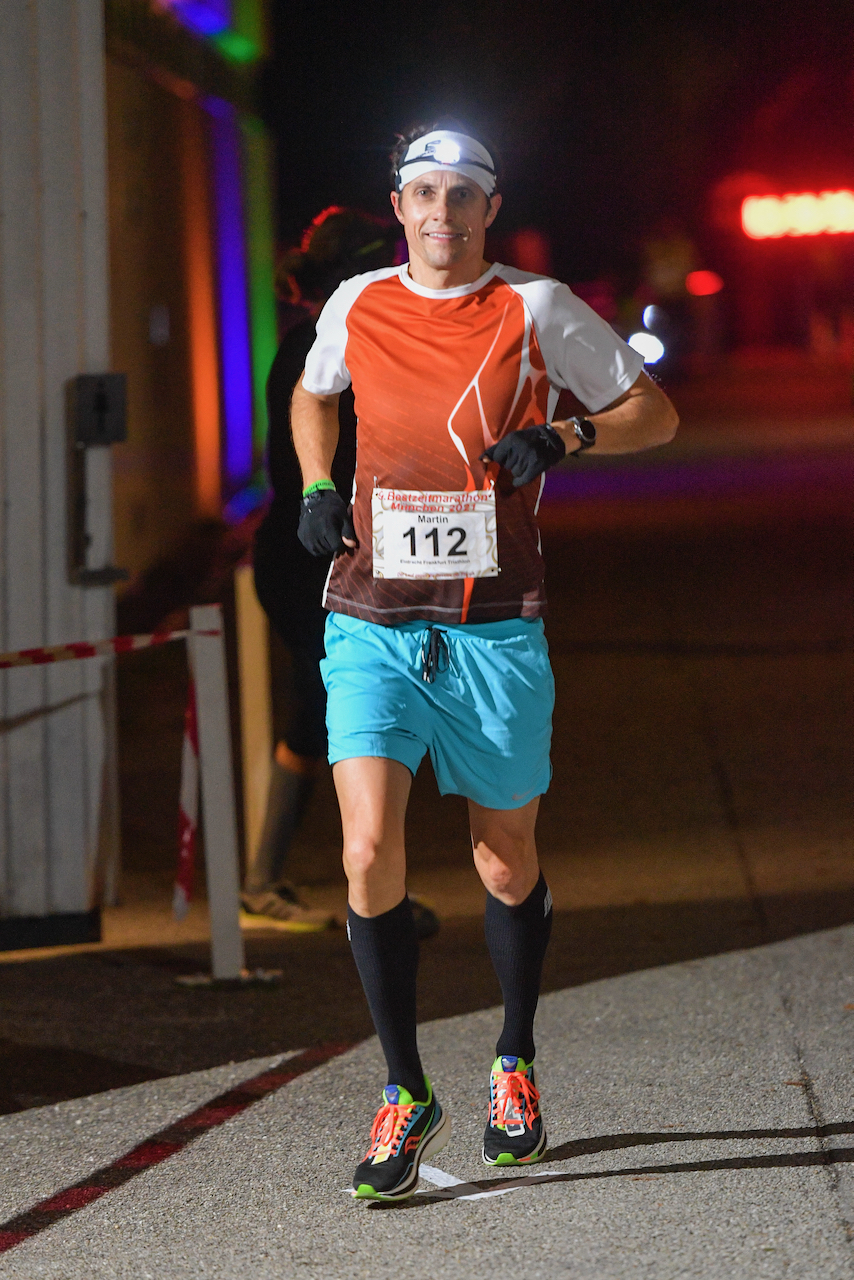 Bestzeitmarathon München - der Lauf gegen die Gesetze der Physik am 30.10.2021 in München Riem.
Fotograf
Hannes Magerstaedt
hannes@magerstaedt.de
Tel. +491728178700