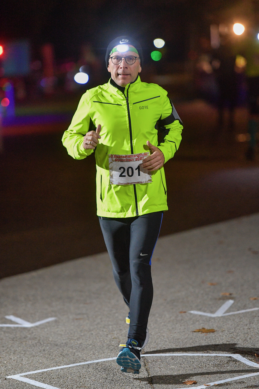 Bestzeitmarathon München - der Lauf gegen die Gesetze der Physik am 30.10.2021 in München Riem.
Fotograf
Hannes Magerstaedt
hannes@magerstaedt.de
Tel. +491728178700