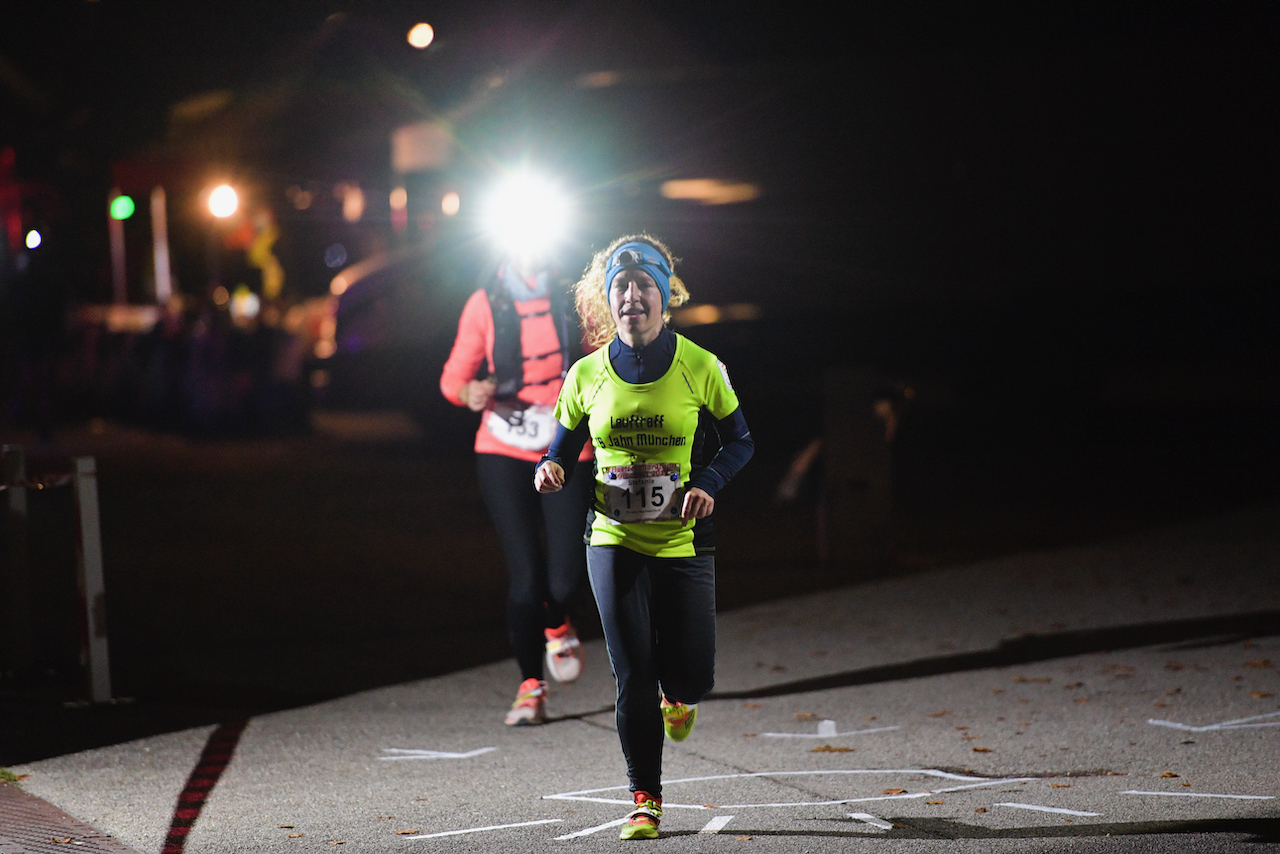 Bestzeitmarathon München - der Lauf gegen die Gesetze der Physik am 30.10.2021 in München Riem.
Fotograf
Hannes Magerstaedt
hannes@magerstaedt.de
Tel. +491728178700