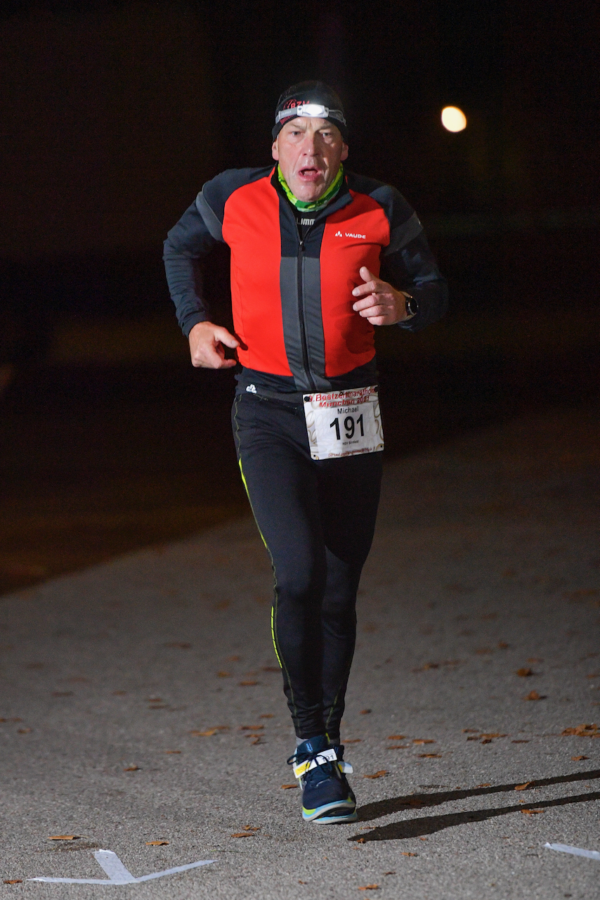 Bestzeitmarathon München - der Lauf gegen die Gesetze der Physik am 30.10.2021 in München Riem.
Fotograf
Hannes Magerstaedt
hannes@magerstaedt.de
Tel. +491728178700