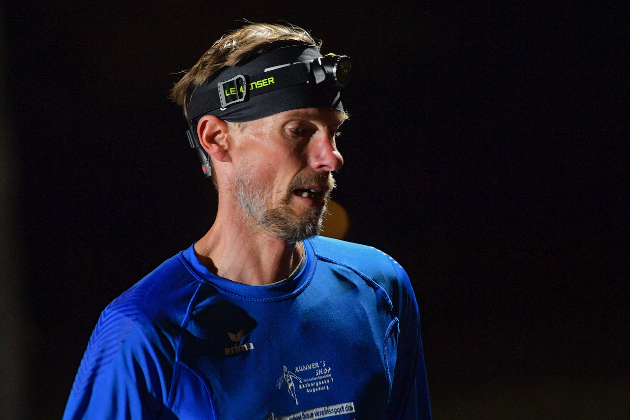 Bestzeitmarathon München - der Lauf gegen die Gesetze der Physik am 30.10.2021 in München Riem.
Fotograf
Hannes Magerstaedt
hannes@magerstaedt.de
Tel. +491728178700