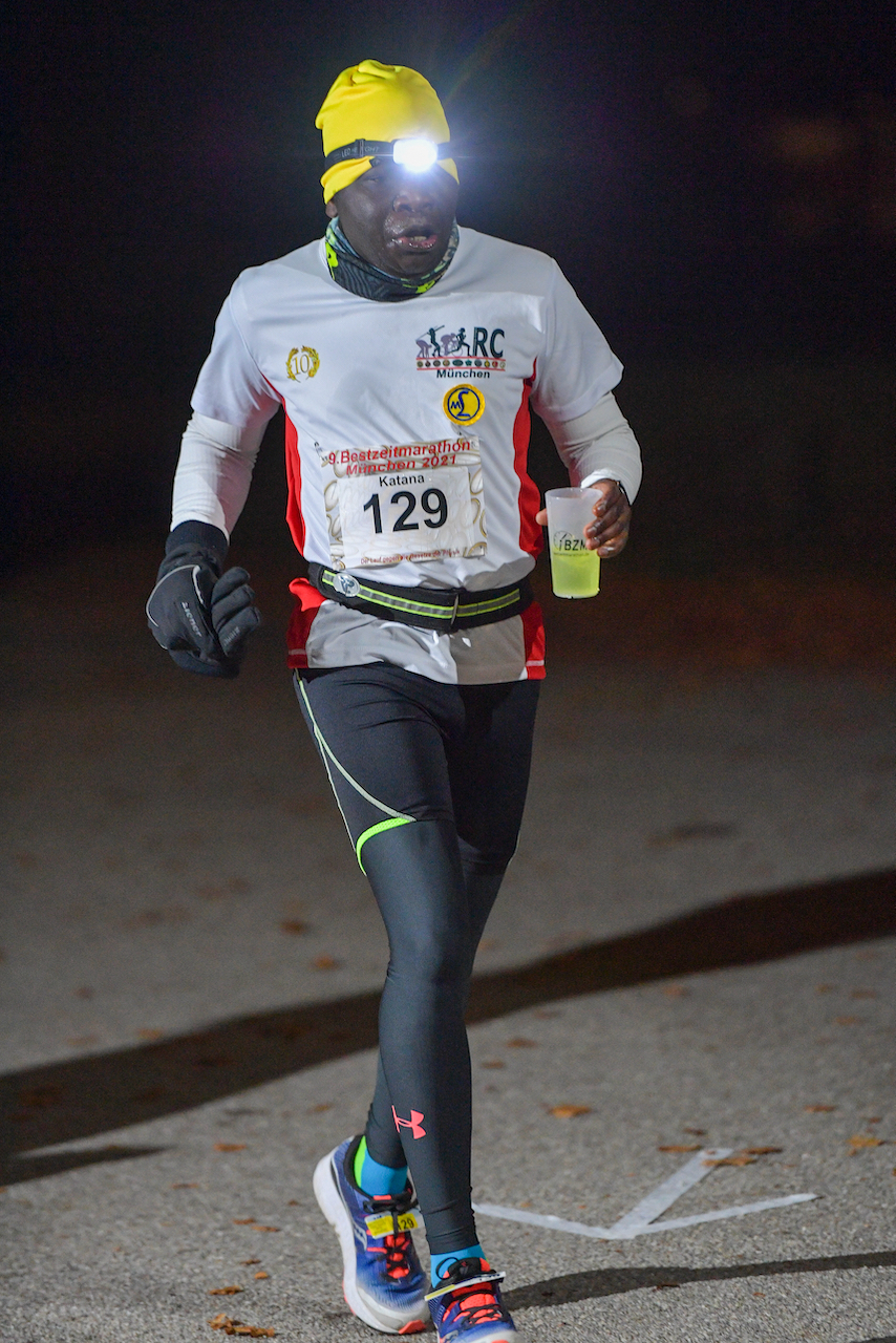 Bestzeitmarathon München - der Lauf gegen die Gesetze der Physik am 30.10.2021 in München Riem.
Fotograf
Hannes Magerstaedt
hannes@magerstaedt.de
Tel. +491728178700