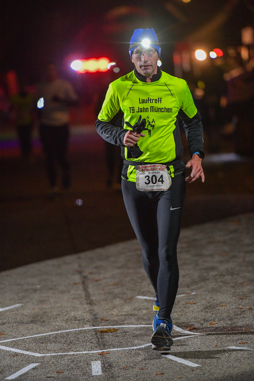 Bestzeitmarathon München - der Lauf gegen die Gesetze der Physik am 30.10.2021 in München Riem.
Fotograf
Hannes Magerstaedt
hannes@magerstaedt.de
Tel. +491728178700