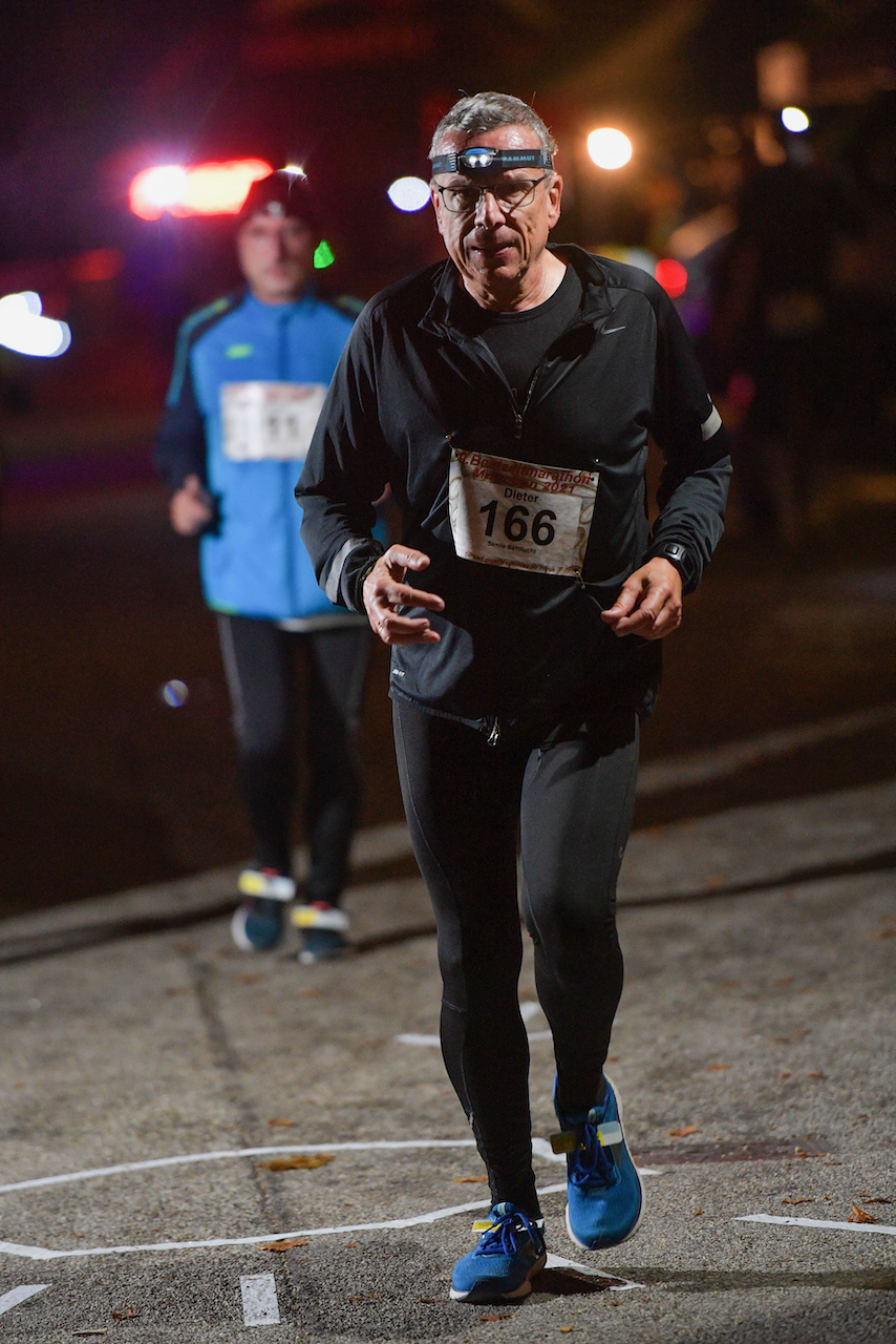 Bestzeitmarathon München - der Lauf gegen die Gesetze der Physik am 30.10.2021 in München Riem.
Fotograf
Hannes Magerstaedt
hannes@magerstaedt.de
Tel. +491728178700