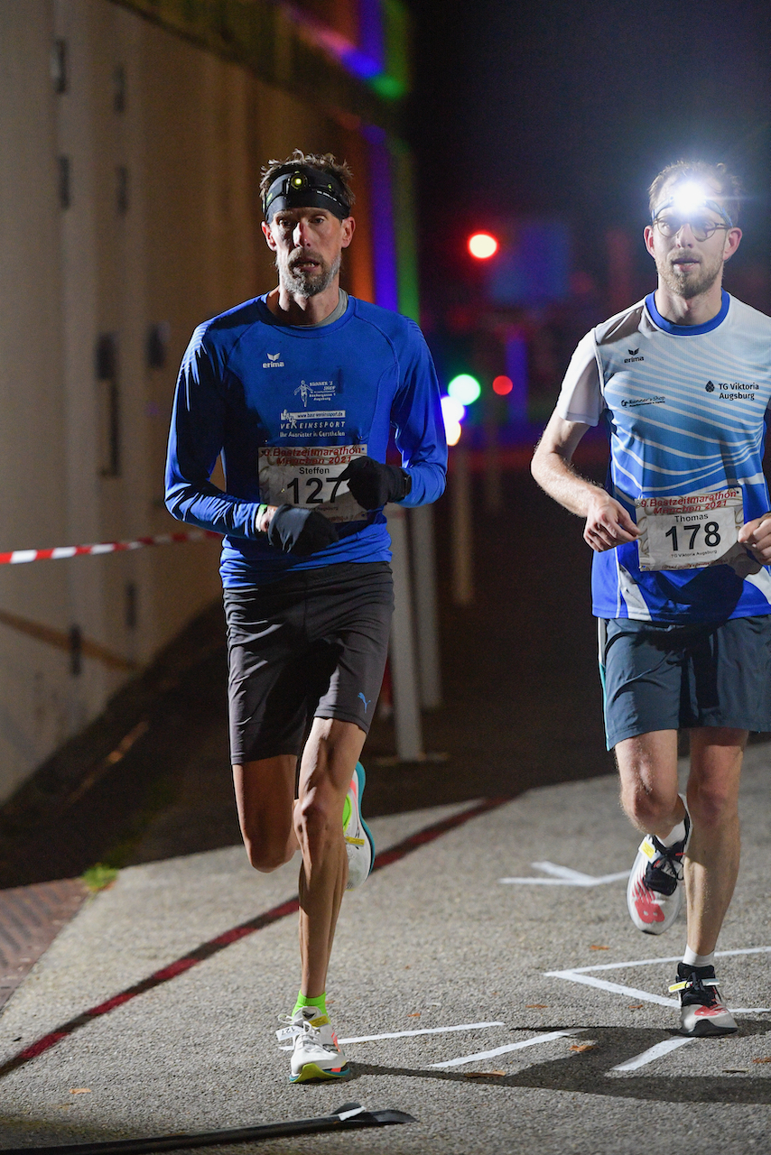 Bestzeitmarathon München - der Lauf gegen die Gesetze der Physik am 30.10.2021 in München Riem.
Fotograf
Hannes Magerstaedt
hannes@magerstaedt.de
Tel. +491728178700