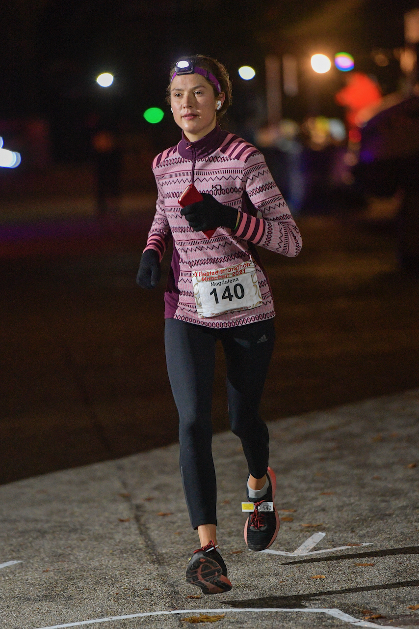 Bestzeitmarathon München - der Lauf gegen die Gesetze der Physik am 30.10.2021 in München Riem.
Fotograf
Hannes Magerstaedt
hannes@magerstaedt.de
Tel. +491728178700