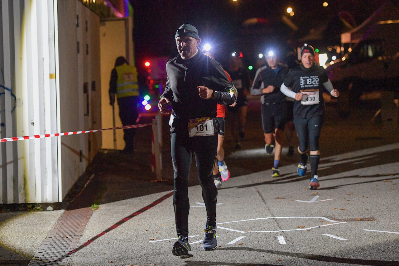 Bestzeitmarathon München - der Lauf gegen die Gesetze der Physik am 30.10.2021 in München Riem.
Fotograf
Hannes Magerstaedt
hannes@magerstaedt.de
Tel. +491728178700