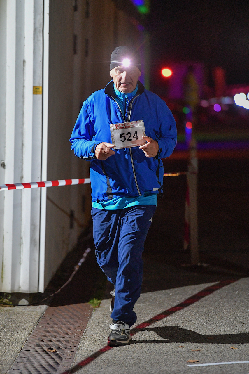 Bestzeitmarathon München - der Lauf gegen die Gesetze der Physik am 30.10.2021 in München Riem.
Fotograf
Hannes Magerstaedt
hannes@magerstaedt.de
Tel. +491728178700