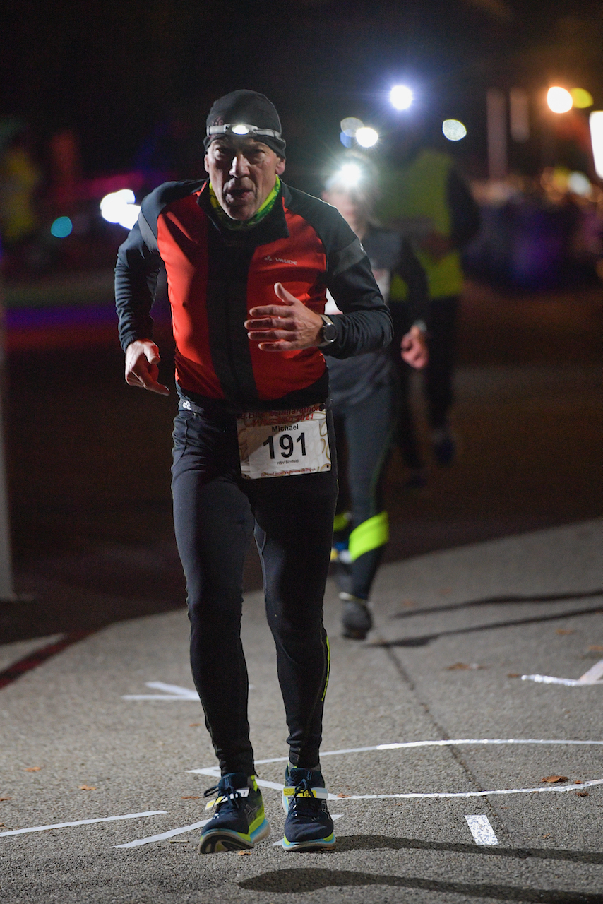 Bestzeitmarathon München - der Lauf gegen die Gesetze der Physik am 30.10.2021 in München Riem.
Fotograf
Hannes Magerstaedt
hannes@magerstaedt.de
Tel. +491728178700