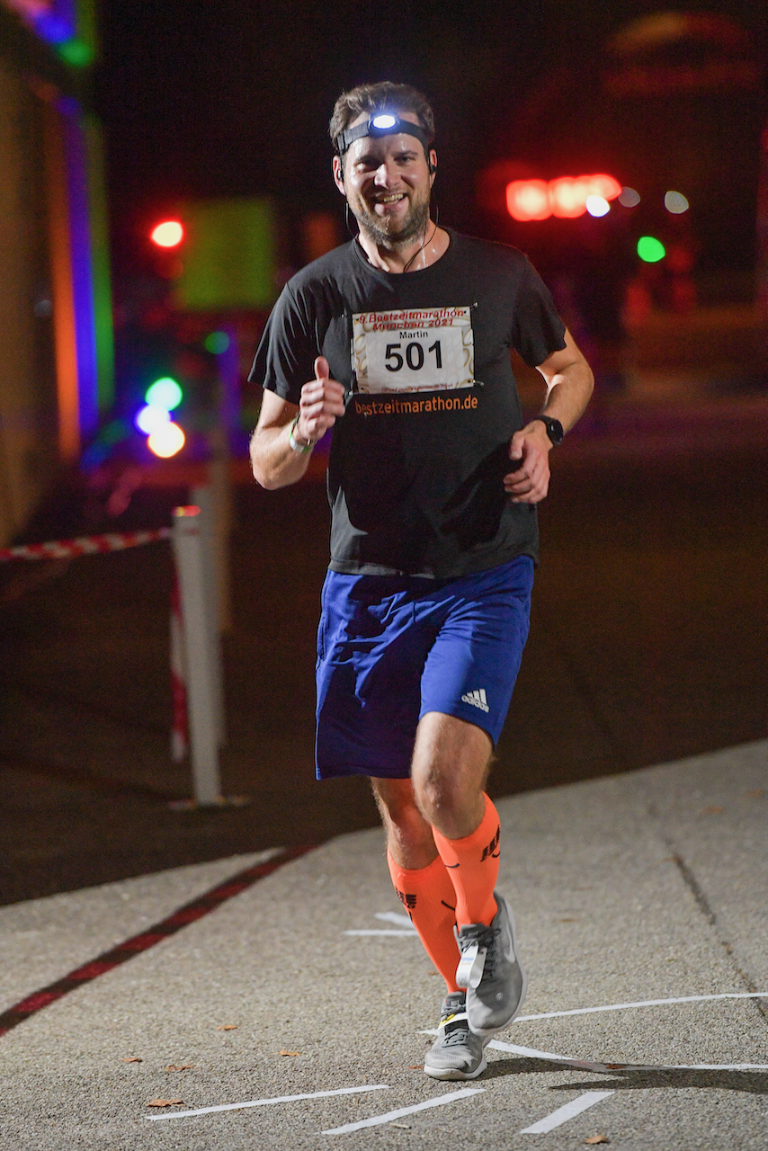 Bestzeitmarathon München - der Lauf gegen die Gesetze der Physik am 30.10.2021 in München Riem.
Fotograf
Hannes Magerstaedt
hannes@magerstaedt.de
Tel. +491728178700