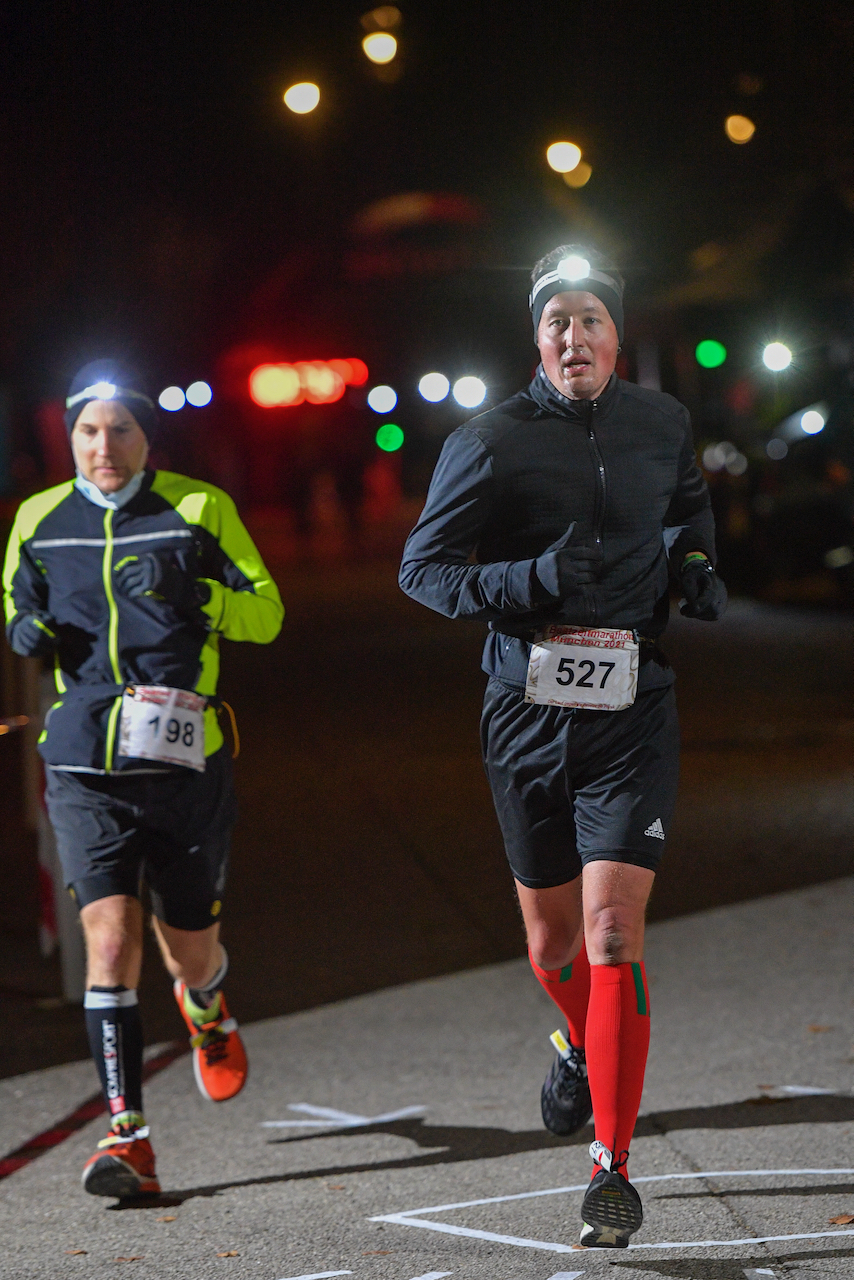 Bestzeitmarathon München - der Lauf gegen die Gesetze der Physik am 30.10.2021 in München Riem.
Fotograf
Hannes Magerstaedt
hannes@magerstaedt.de
Tel. +491728178700