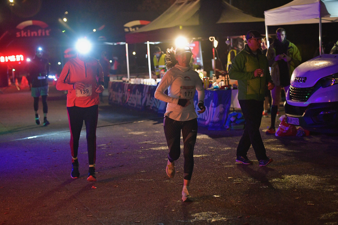 Bestzeitmarathon München - der Lauf gegen die Gesetze der Physik am 30.10.2021 in München Riem.
Fotograf
Hannes Magerstaedt
hannes@magerstaedt.de
Tel. +491728178700