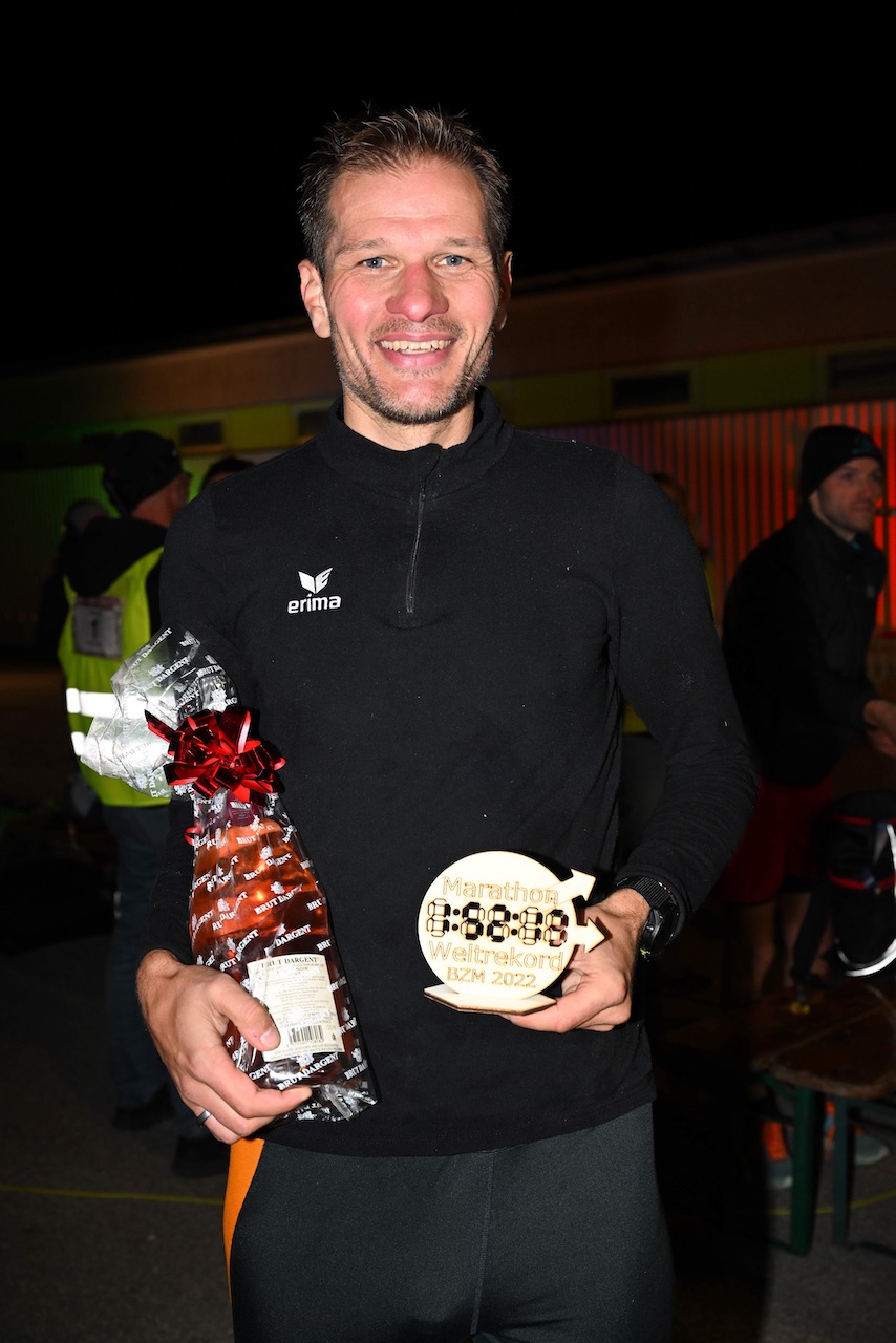 10. Bestzeitmarathon München
Der Lauf gegen die Gesetze der Physik am 29.10.2022 in München-Riem.
Fotocredit
Hannes Magerstaedt
hannes@magerstaedt.de
Tel.01728178700