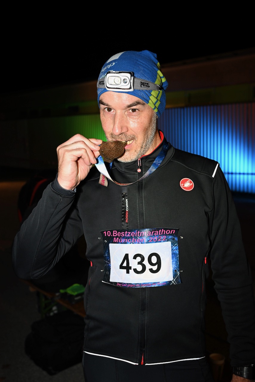 10. Bestzeitmarathon München
Der Lauf gegen die Gesetze der Physik am 29.10.2022 in München-Riem.
Fotocredit
Hannes Magerstaedt
hannes@magerstaedt.de
Tel.01728178700