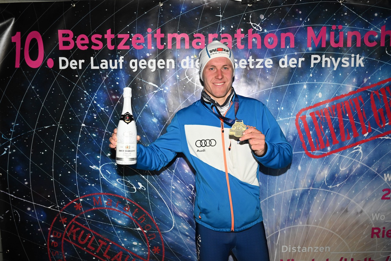 10. Bestzeitmarathon München
Der Lauf gegen die Gesetze der Physik am 29.10.2022 in München-Riem.
Fotocredit
Hannes Magerstaedt
hannes@magerstaedt.de
Tel.01728178700