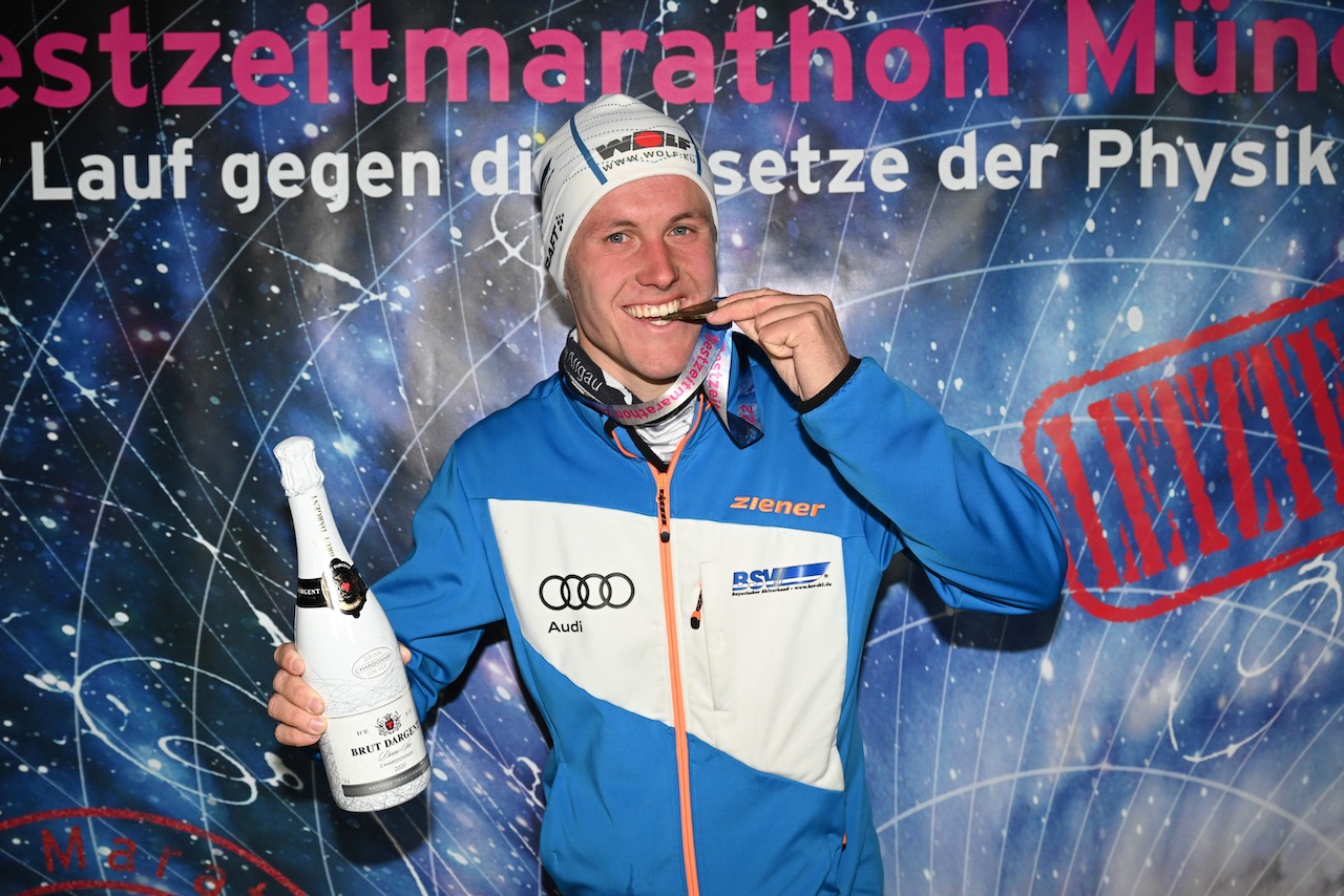 10. Bestzeitmarathon München
Der Lauf gegen die Gesetze der Physik am 29.10.2022 in München-Riem.
Fotocredit
Hannes Magerstaedt
hannes@magerstaedt.de
Tel.01728178700