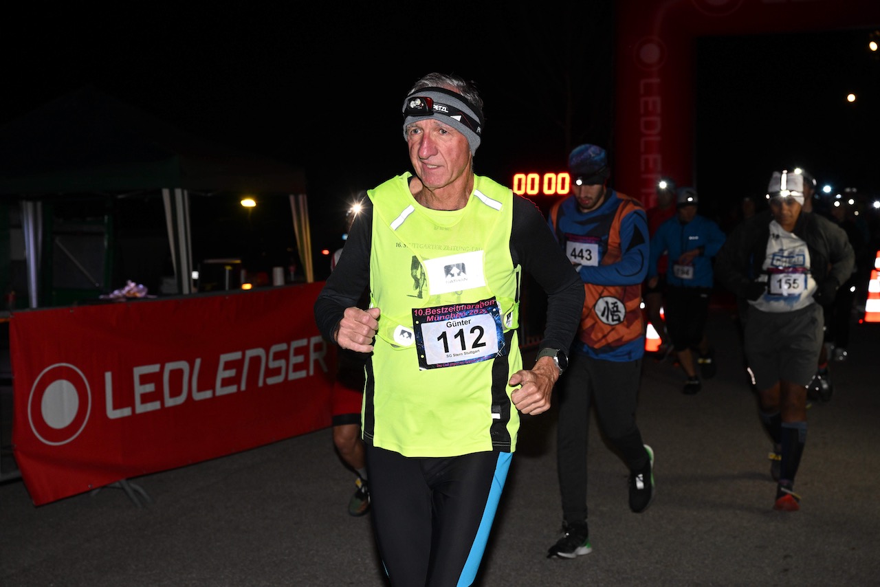 10. Bestzeitmarathon München
Der Lauf gegen die Gesetze der Physik am 29.10.2022 in München-Riem.
Fotocredit
Hannes Magerstaedt
hannes@magerstaedt.de
Tel.01728178700