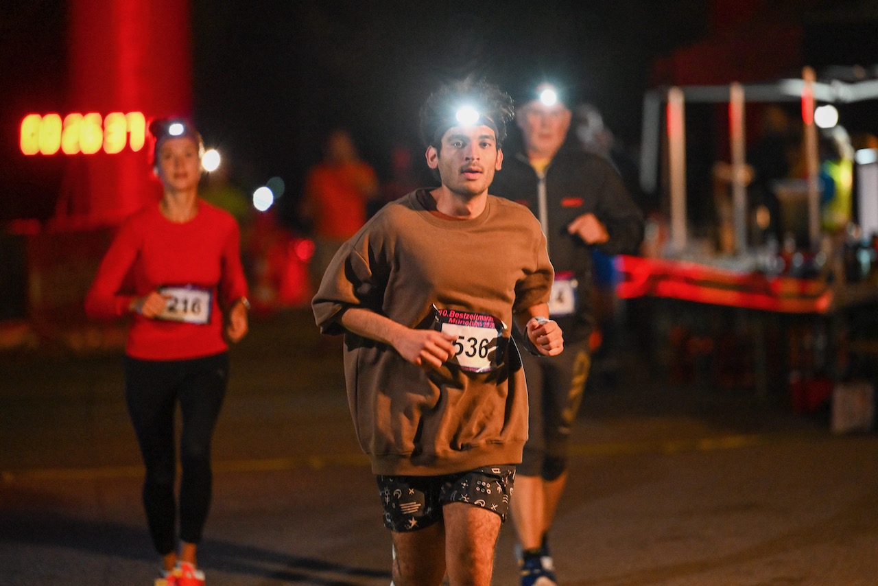 10. Bestzeitmarathon München
Der Lauf gegen die Gesetze der Physik am 29.10.2022 in München-Riem.
Fotocredit
Hannes Magerstaedt
hannes@magerstaedt.de
Tel.01728178700