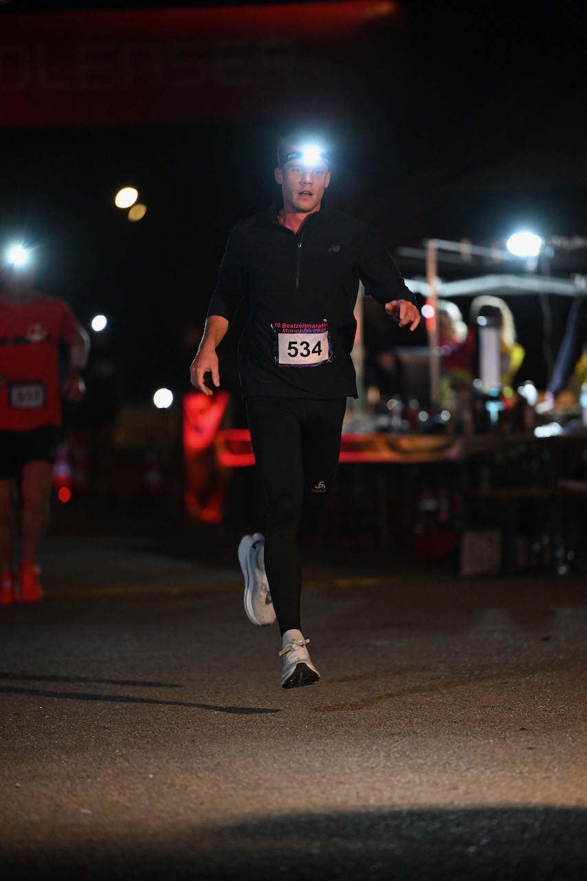 10. Bestzeitmarathon München
Der Lauf gegen die Gesetze der Physik am 29.10.2022 in München-Riem.
Fotocredit
Hannes Magerstaedt
hannes@magerstaedt.de
Tel.01728178700