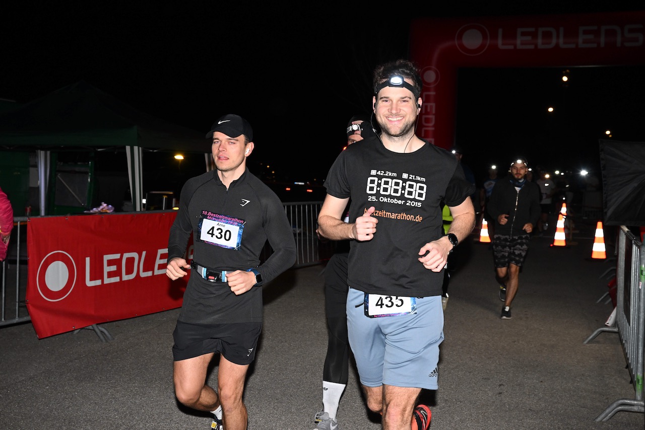 10. Bestzeitmarathon München
Der Lauf gegen die Gesetze der Physik am 29.10.2022 in München-Riem.
Fotocredit
Hannes Magerstaedt
hannes@magerstaedt.de
Tel.01728178700