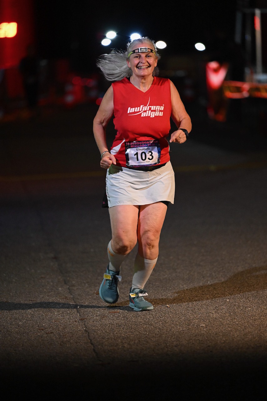 10. Bestzeitmarathon München
Der Lauf gegen die Gesetze der Physik am 29.10.2022 in München-Riem.
Fotocredit
Hannes Magerstaedt
hannes@magerstaedt.de
Tel.01728178700