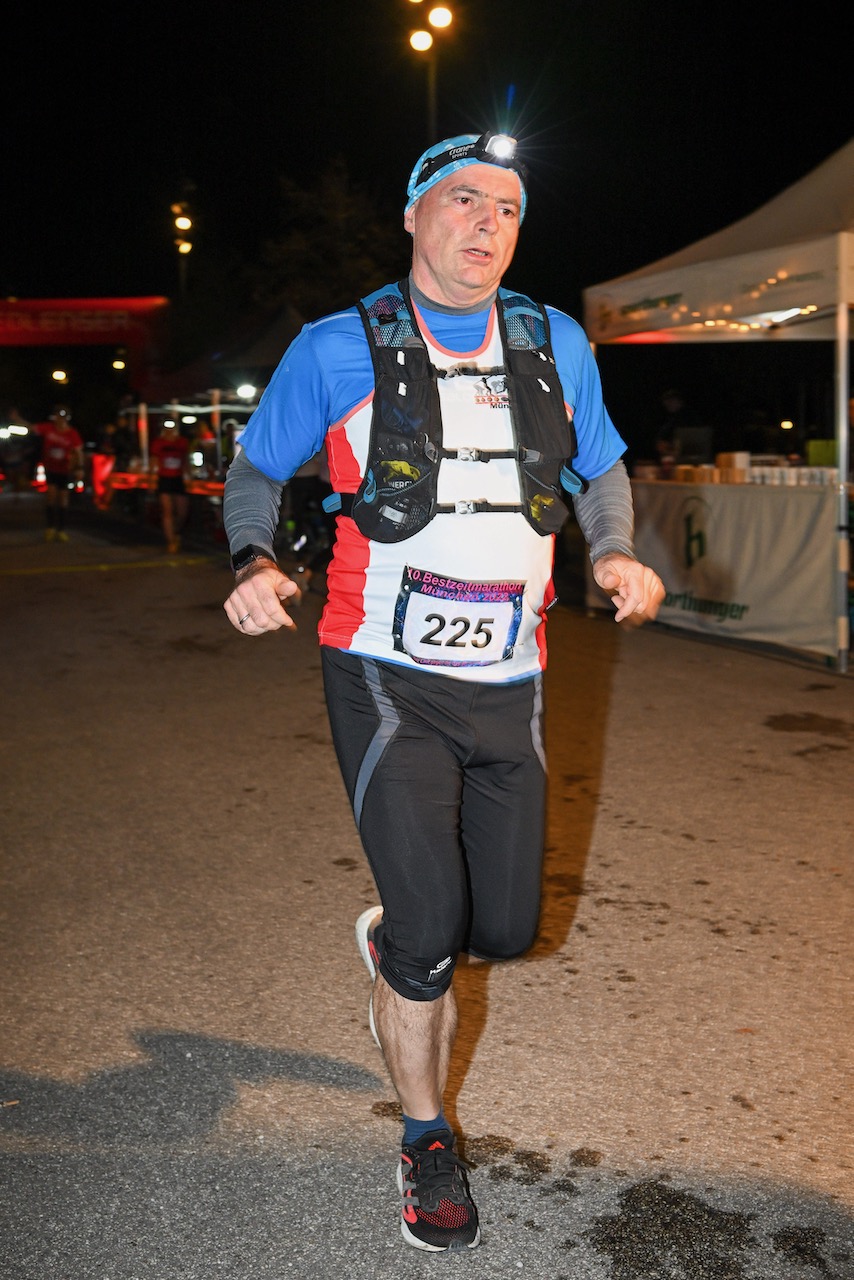 10. Bestzeitmarathon München
Der Lauf gegen die Gesetze der Physik am 29.10.2022 in München-Riem.
Fotocredit
Hannes Magerstaedt
hannes@magerstaedt.de
Tel.01728178700