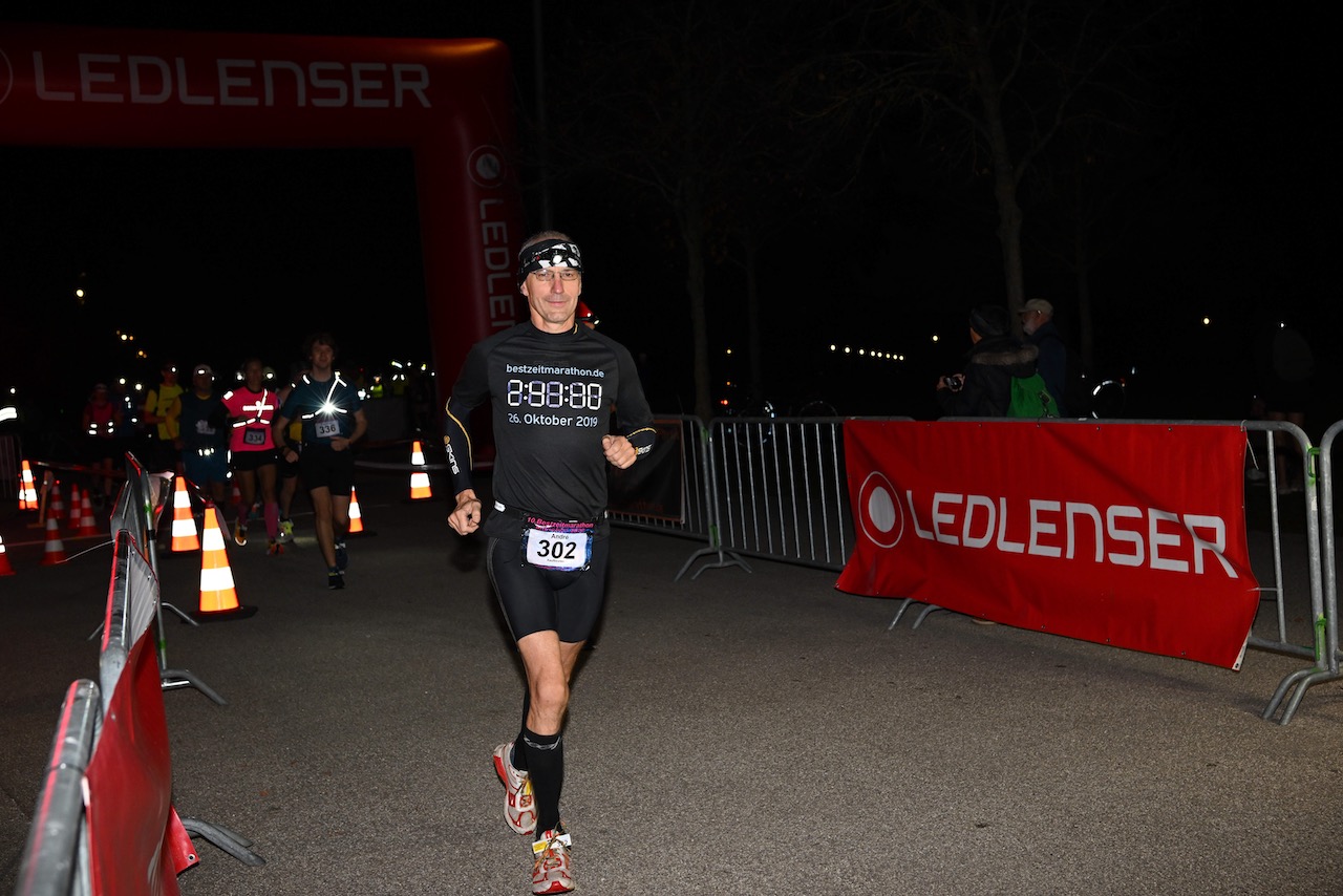 10. Bestzeitmarathon München
Der Lauf gegen die Gesetze der Physik am 29.10.2022 in München-Riem.
Fotocredit
Hannes Magerstaedt
hannes@magerstaedt.de
Tel.01728178700