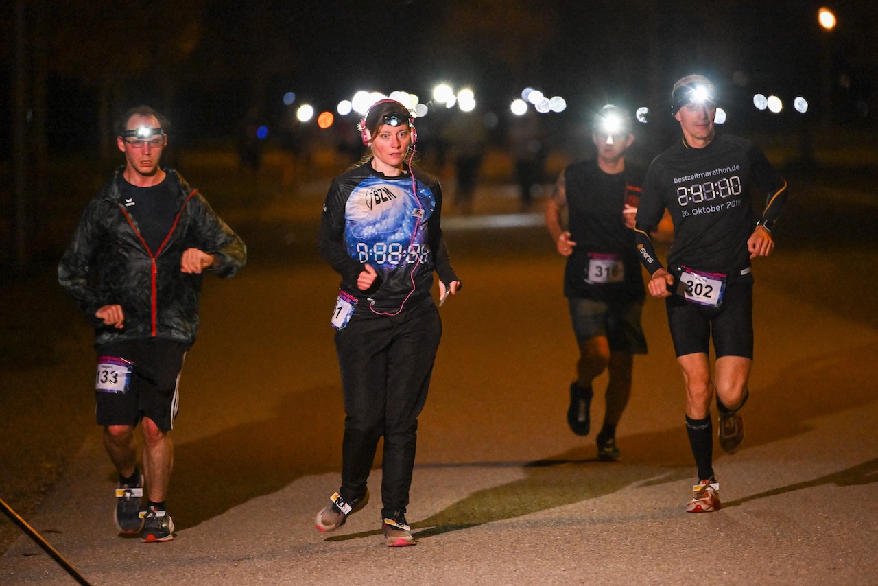 10. Bestzeitmarathon München
Der Lauf gegen die Gesetze der Physik am 29.10.2022 in München-Riem.
Fotocredit
Hannes Magerstaedt
hannes@magerstaedt.de
Tel.01728178700