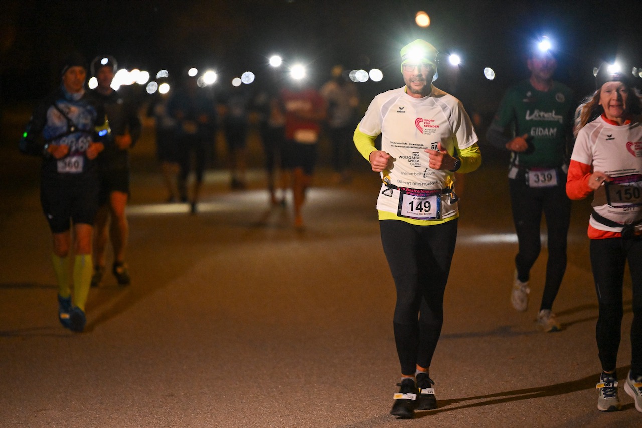 10. Bestzeitmarathon München
Der Lauf gegen die Gesetze der Physik am 29.10.2022 in München-Riem.
Fotocredit
Hannes Magerstaedt
hannes@magerstaedt.de
Tel.01728178700