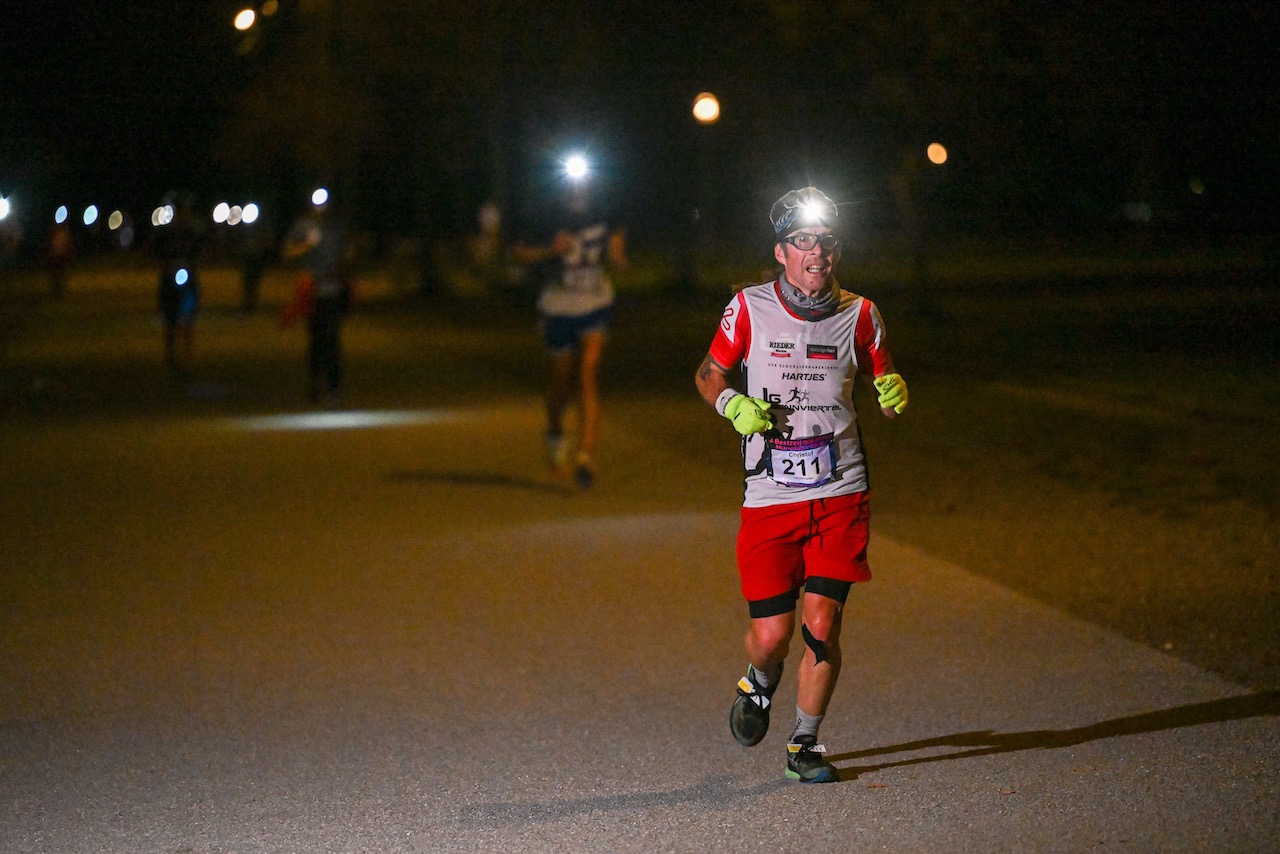 10. Bestzeitmarathon München
Der Lauf gegen die Gesetze der Physik am 29.10.2022 in München-Riem.
Fotocredit
Hannes Magerstaedt
hannes@magerstaedt.de
Tel.01728178700