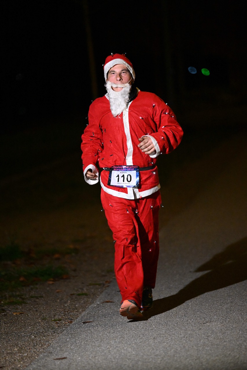 10. Bestzeitmarathon München
Der Lauf gegen die Gesetze der Physik am 29.10.2022 in München-Riem.
Fotocredit
Hannes Magerstaedt
hannes@magerstaedt.de
Tel.01728178700