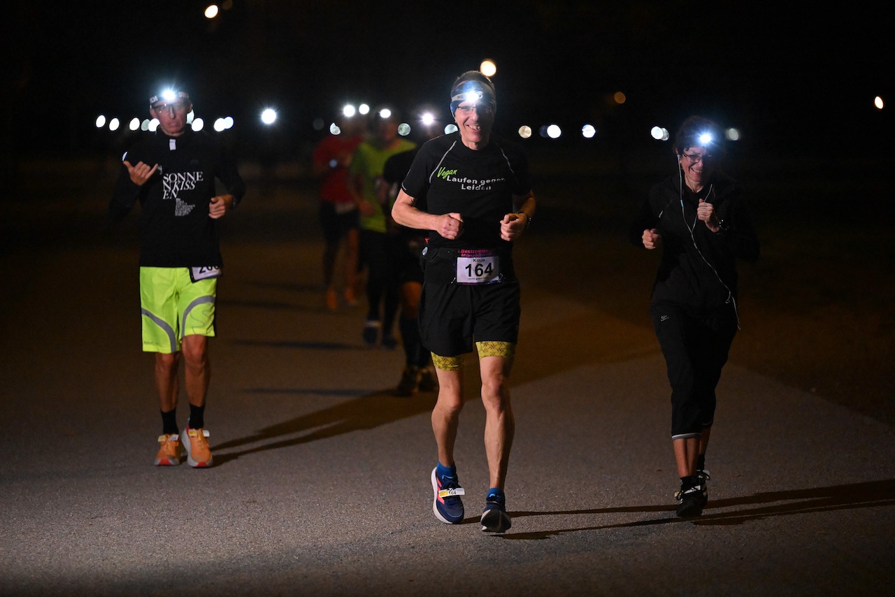 10. Bestzeitmarathon München
Der Lauf gegen die Gesetze der Physik am 29.10.2022 in München-Riem.
Fotocredit
Hannes Magerstaedt
hannes@magerstaedt.de
Tel.01728178700